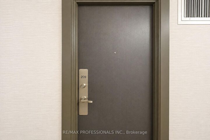 Property Photo: 31 Four Winds Drive 209 ON M3J 1K9