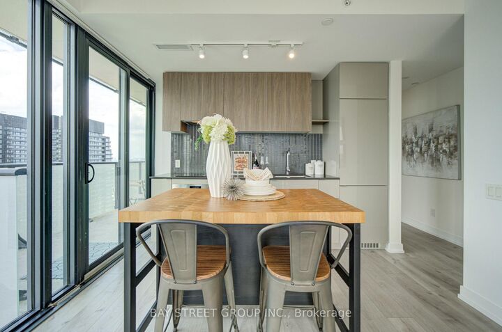 Property Photo: 161 Roehampton Avenue 3303 ON M4P 0C8