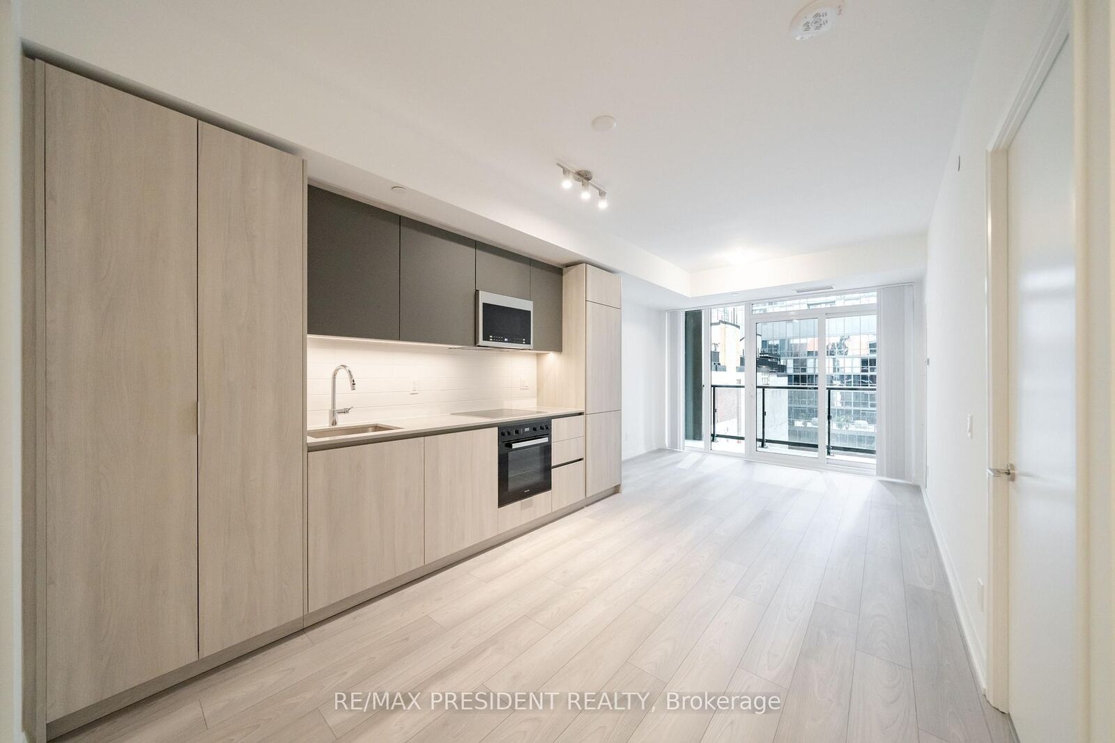 Property Photo: 400 King Street W 610 ON M5V 1K2