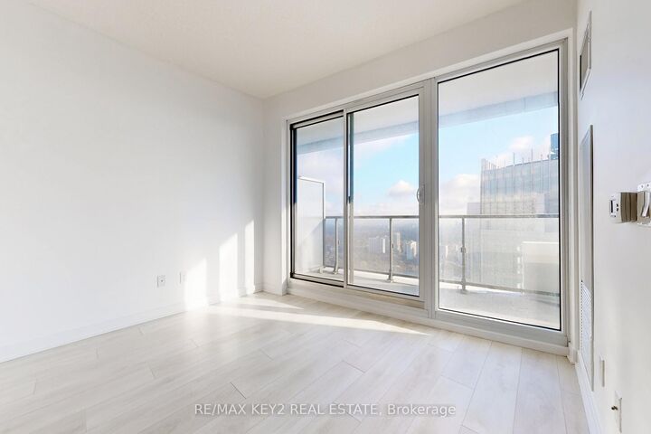 Property Photo: 2221 Yonge Street 4904 ON M4S 0B8