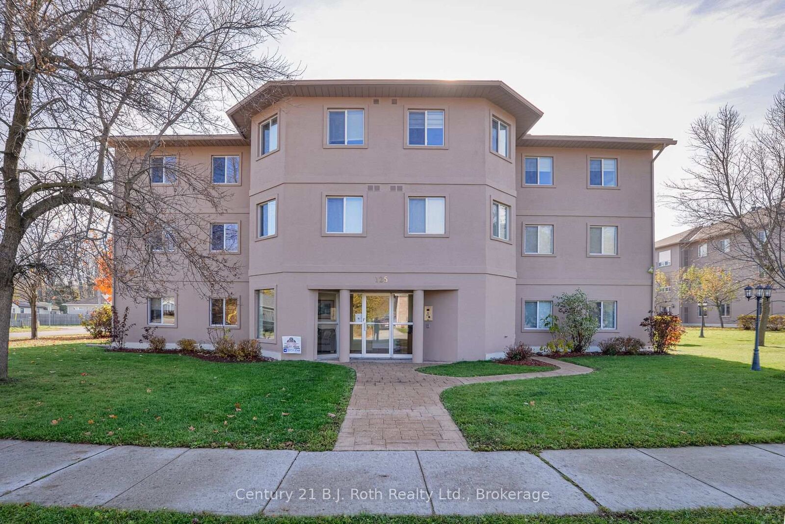 Property Photo: 125 Bond Street 207 ON L3V 1J7