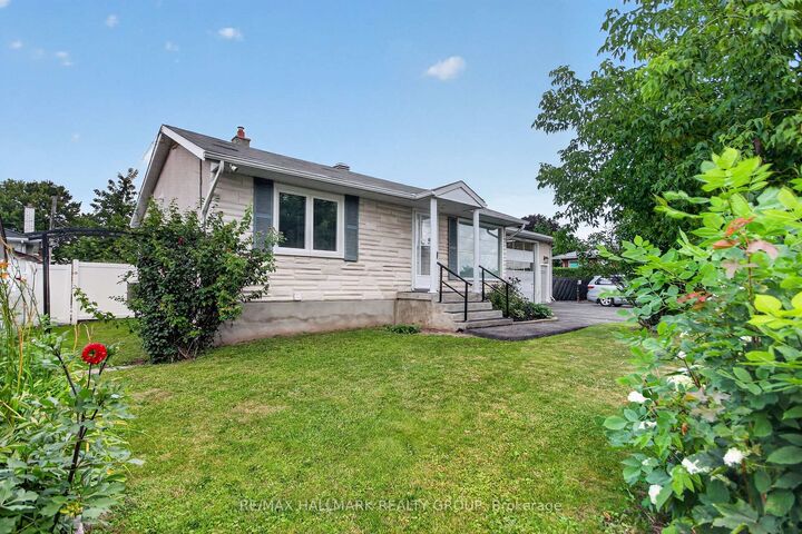 Property Photo: 1125 Kenaston Street ON K1B 3P1