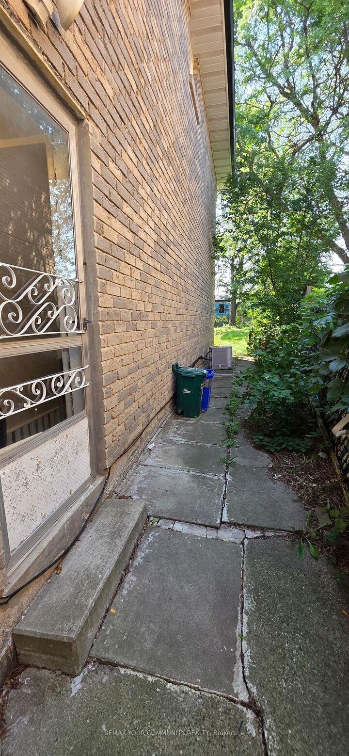 Property Photo: 7 Miles Court Lower ON L4C 5P7