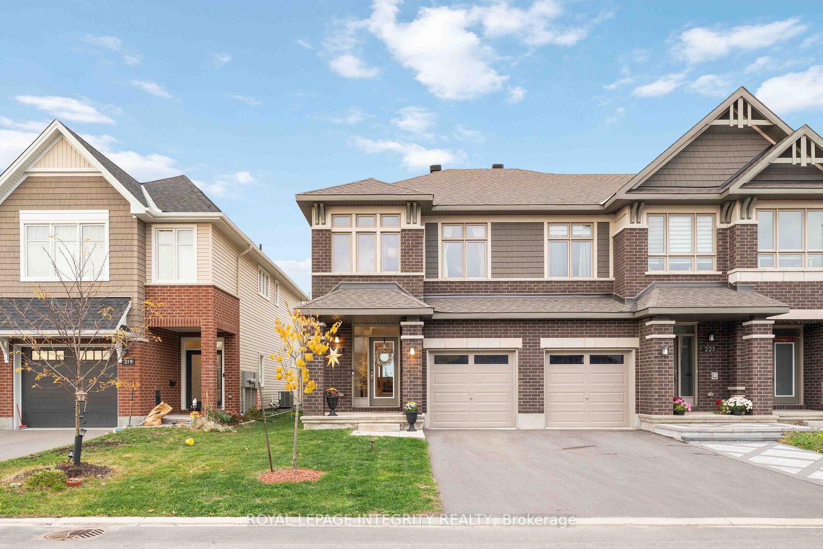 Photo de la propriété:  221 Finsbury Avenue  ON K2S 2X9 