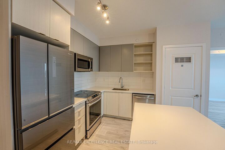 Property Photo:  4677 Glen Erin Drive 601  ON L5M 2E3 
