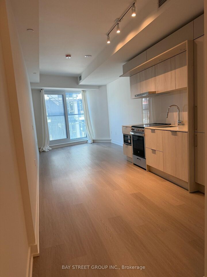 Property Photo: 448 Burnhamthorpe Road W 426 ON L5B 0R4