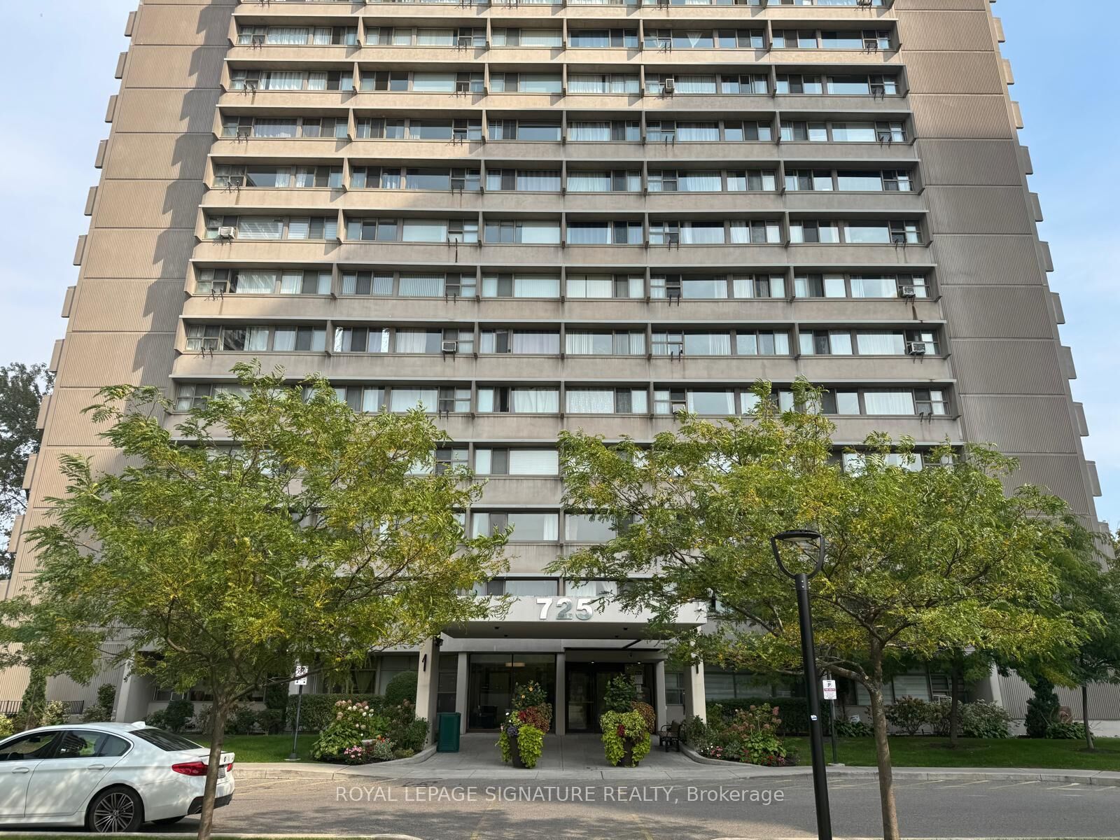 Property Photo: 725 Don Mills Road 305 ON M3C 1S6