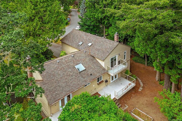 Property Photo: 1005 Kentwood Pl BC V8Y 2R2
