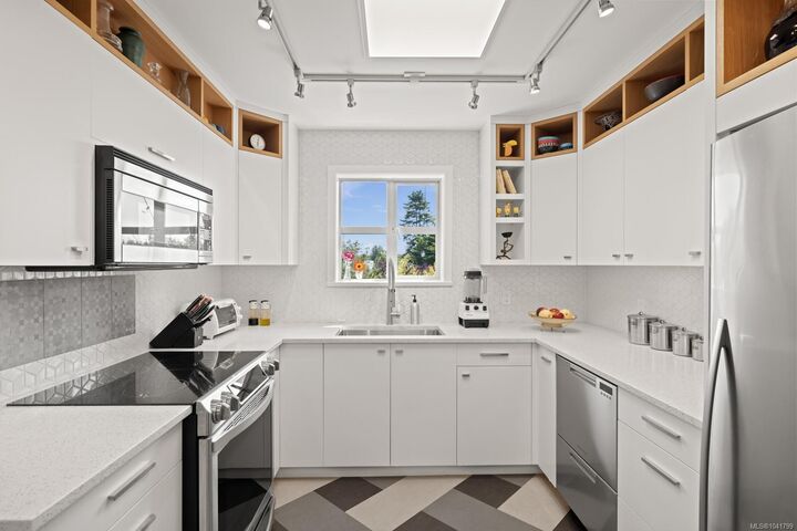 Property Photo: 1246 Fairfield Rd #304 BC V8V 3B5