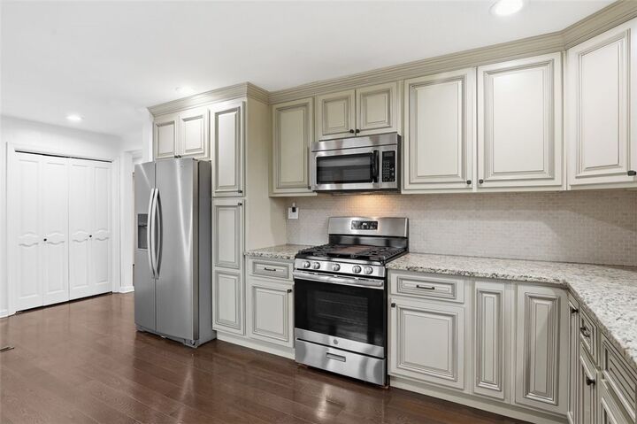 Property Photo:  1013 El Rancho Dr  PA 15220 