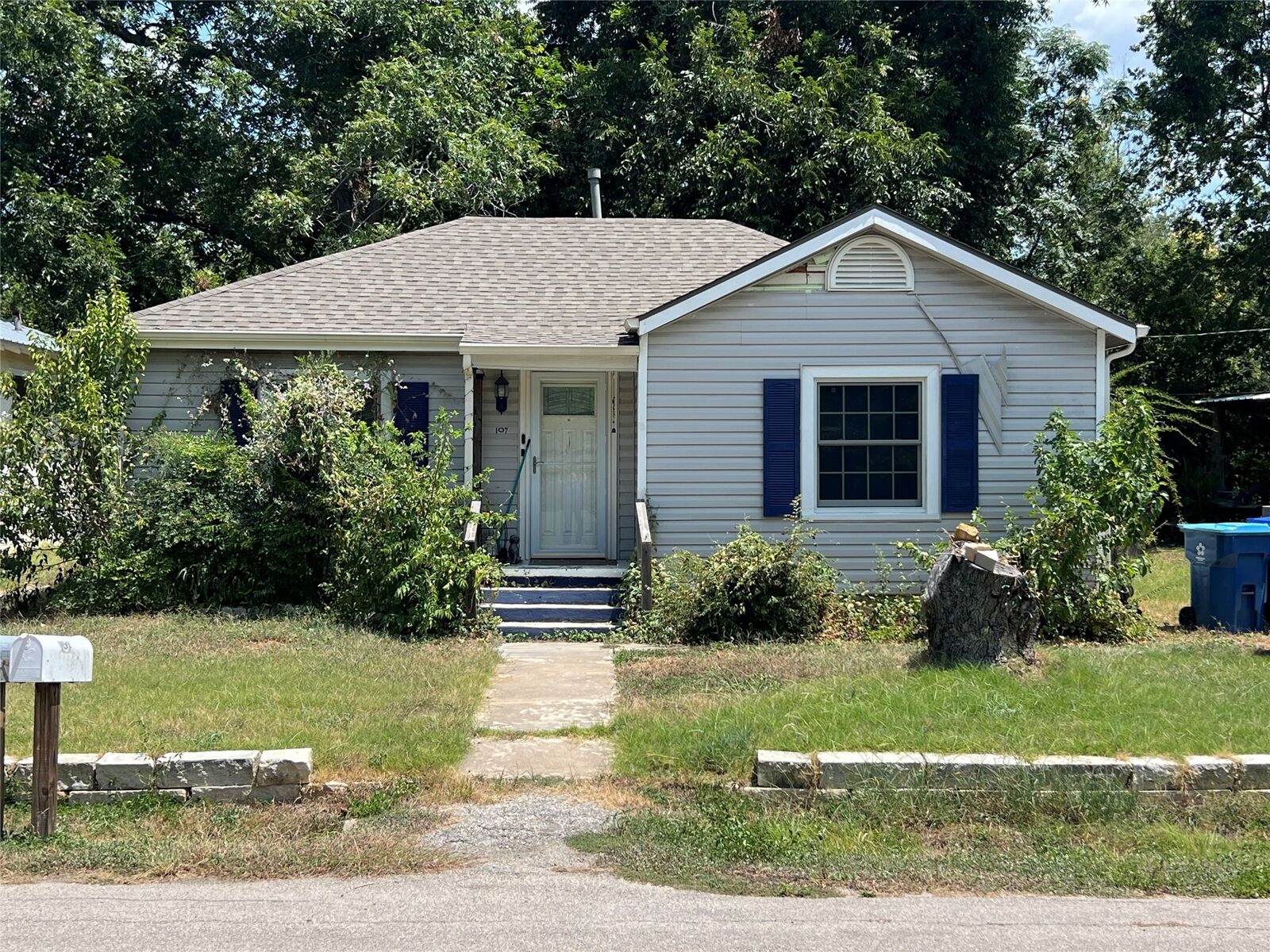 Property Photo: 107 W 7th Street TX 78621