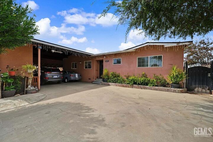 Property Photo:  1625 16th Place  CA 93215 