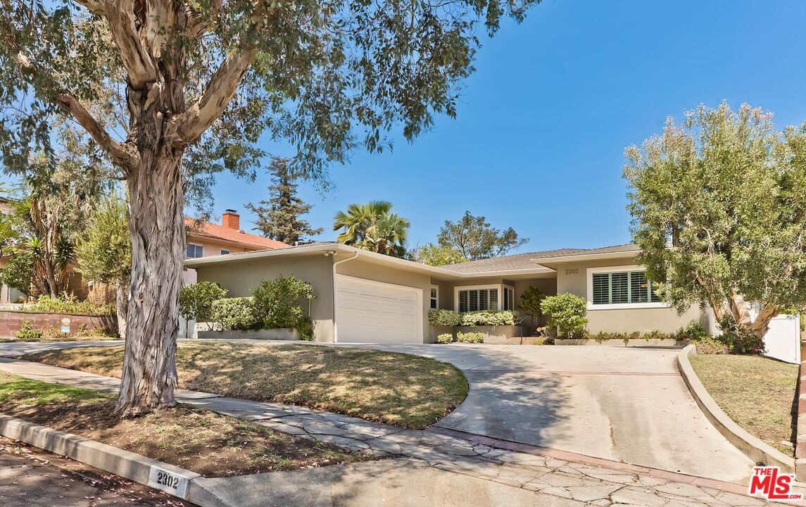 Property Photo: 2302 Duxbury Cir CA 90034