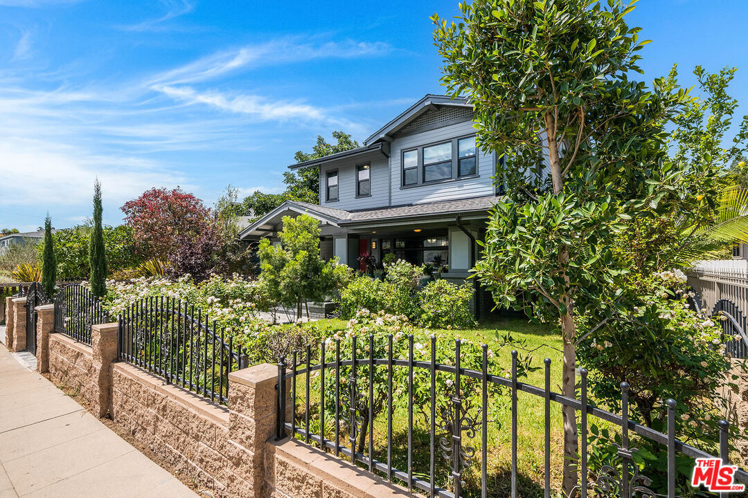 Property Photo:  223 N St Andrews Pl  CA 90004 