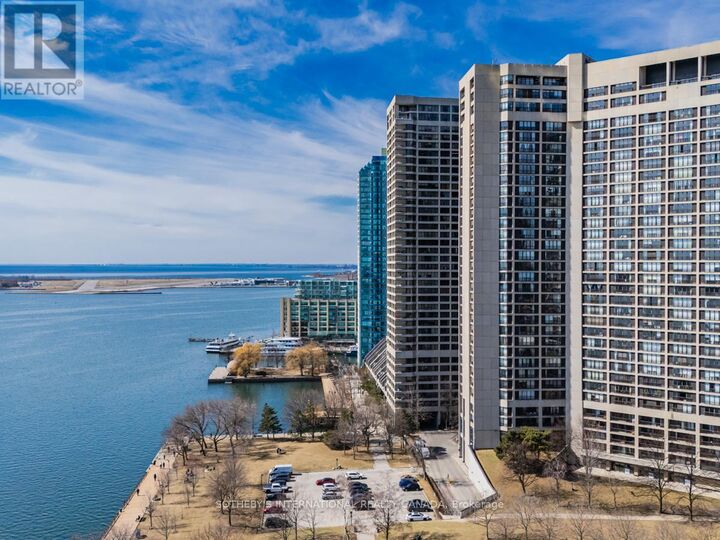 Property Photo:  65 Harbour Square 2204  ON M5J 2L4 