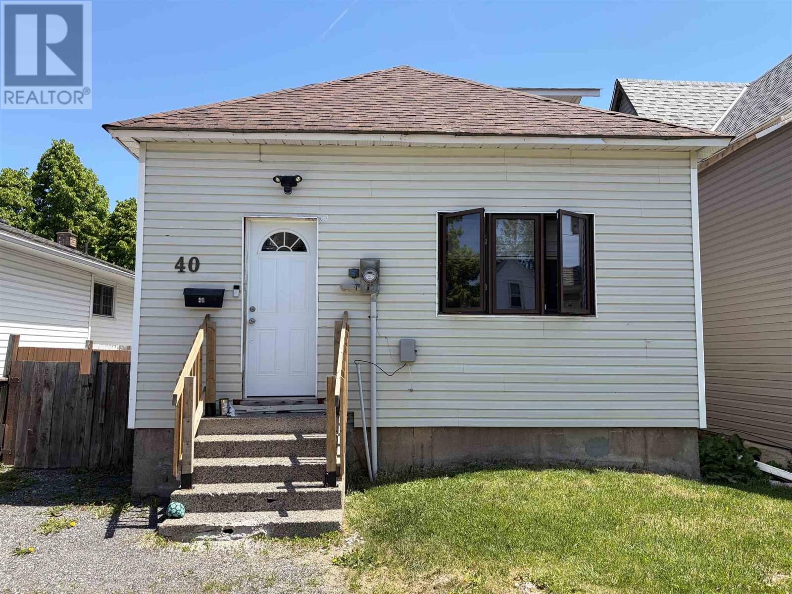 Property Photo:  40 Algoma Ave  ON P6B 2P7 