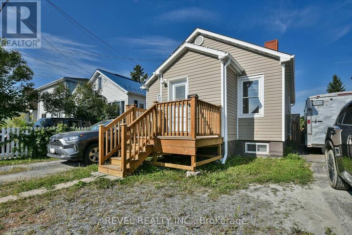 Property Photo:  325 Balsam Street North  ON P4N 6H2 
