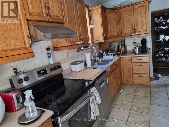 Property Photo: 17 Gwendolen Avenue ON M2N 1A1