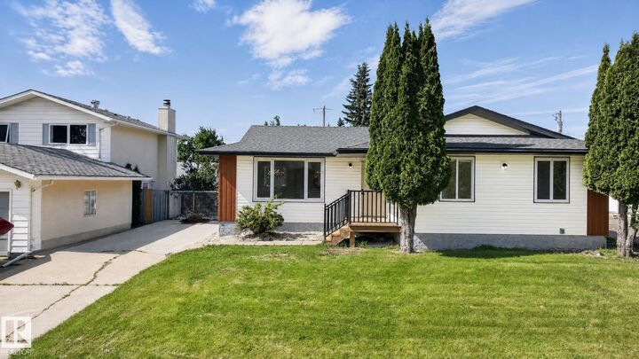 Property Photo:  5 Peace River Drive  AB T9G 1N3 