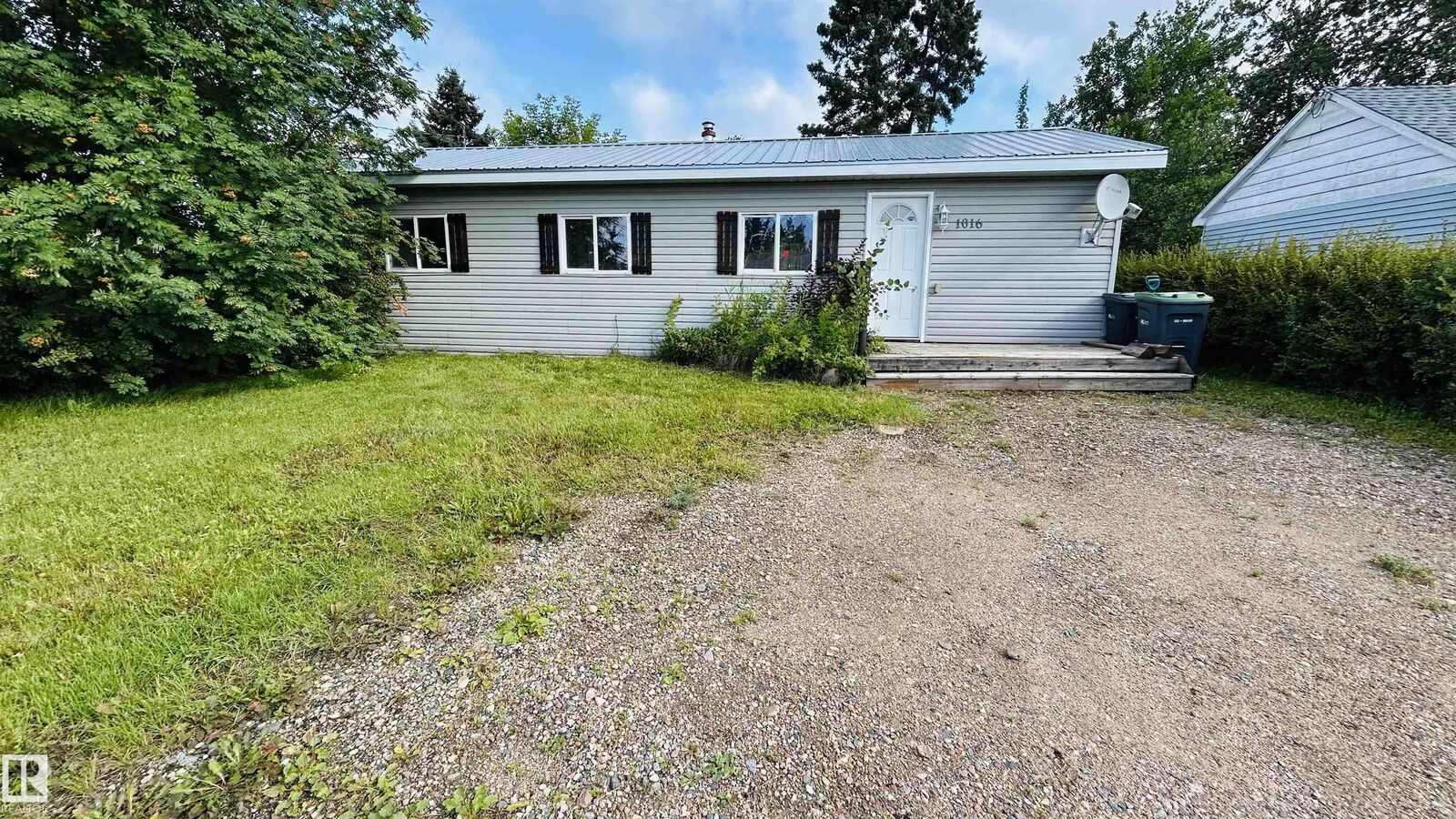 Property Photo: 1016 16 Avenue AB T9M 1L6