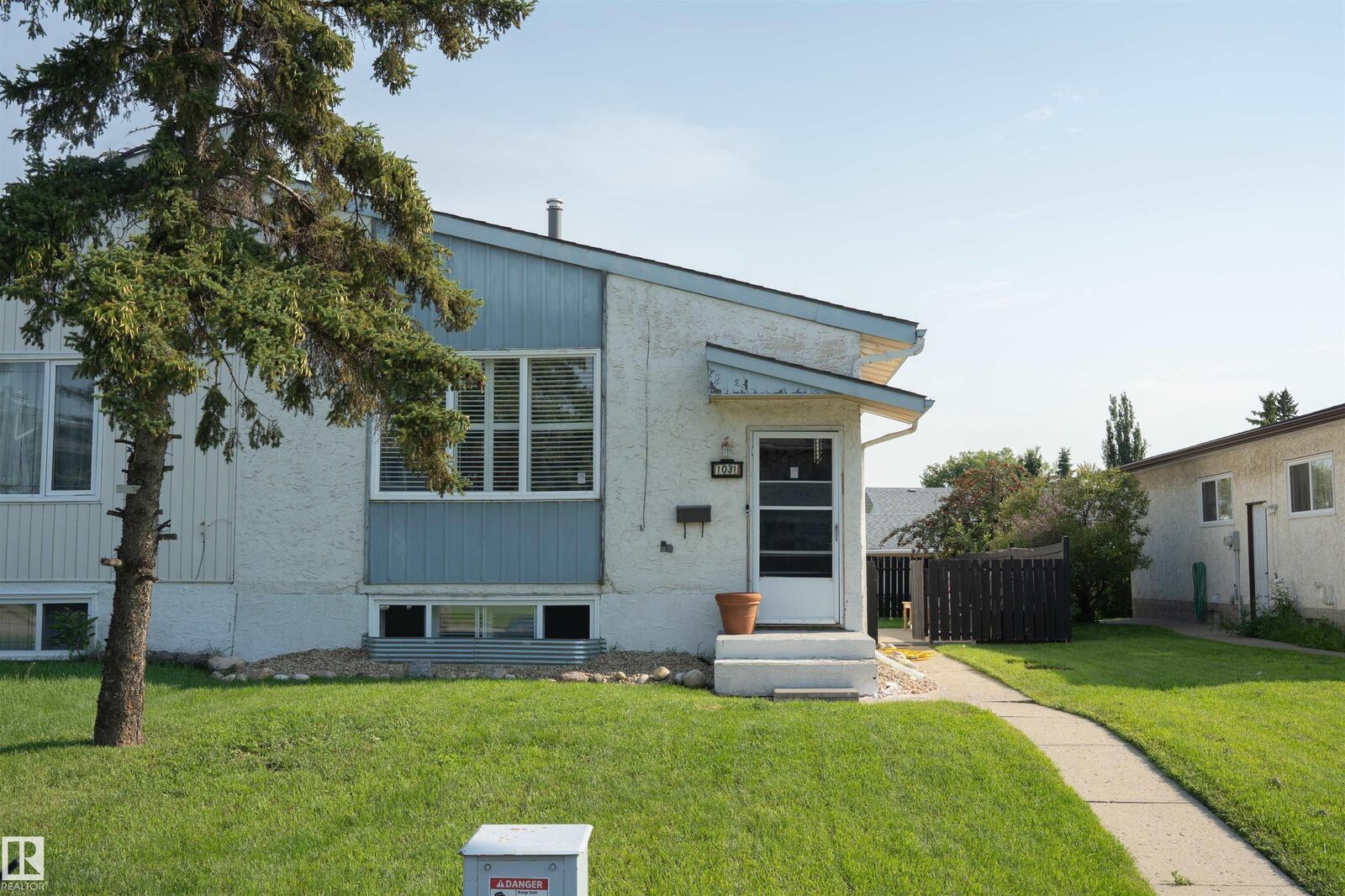 Property Photo:  1031 Lakewood Rd North Road NW  AB T6K 3B1 