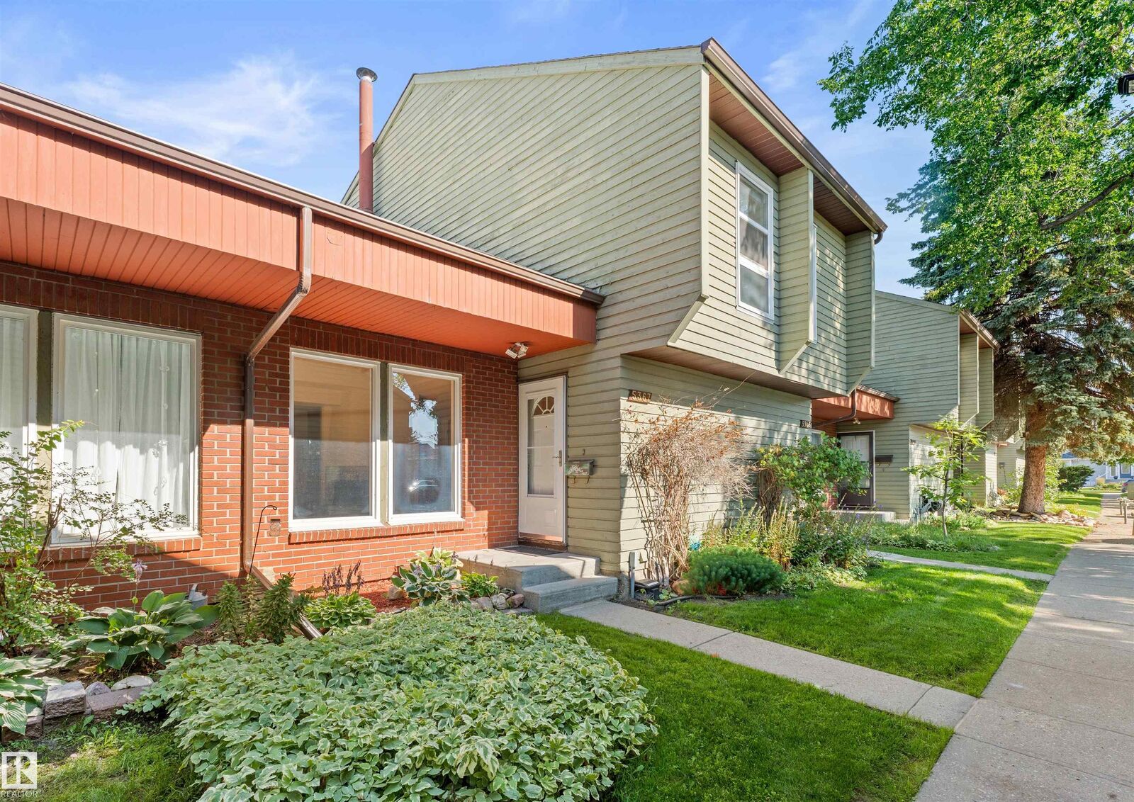 Property Photo: 5367 Hill View Crescent NW AB T6L 1V9