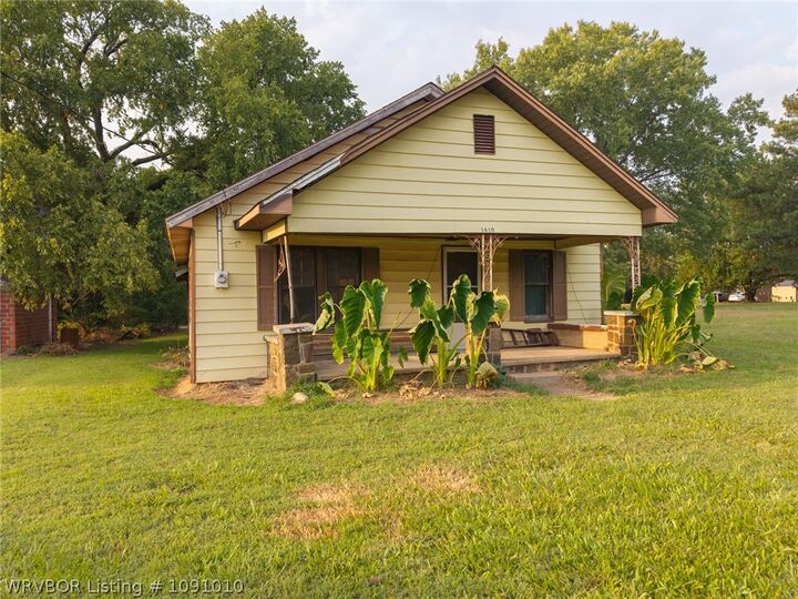 Property Photo: 1610 E Main Street AR 72941