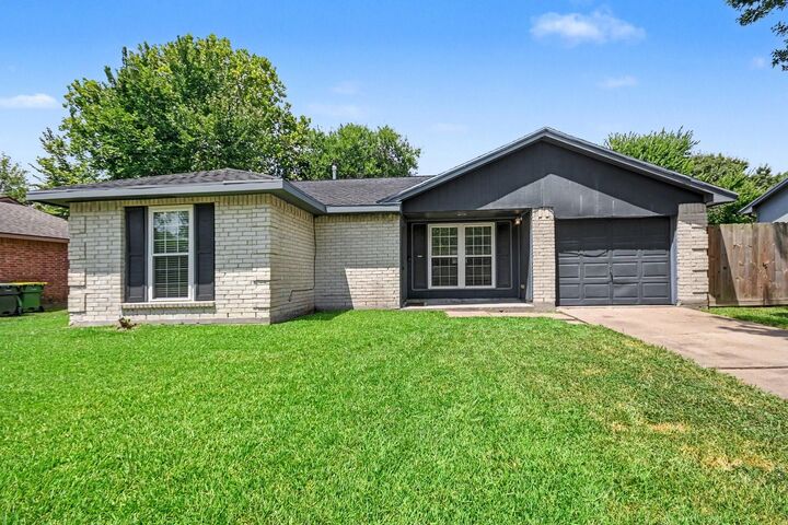 Property Photo:  1010 E Belgravia Drive  TX 77584 