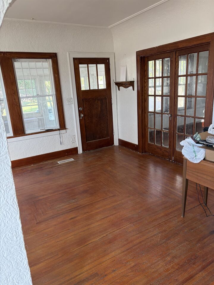Property Photo: 821 S Meyer Ave NE 69101