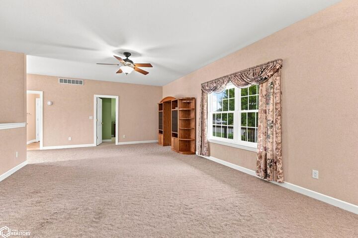 Property Photo: 403 W Walnut Street IA 52623