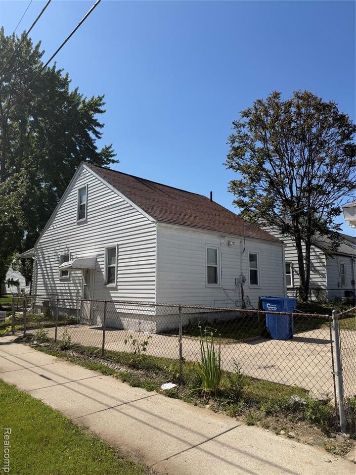 Property Photo:  21004 Syracuse Avenue  MI 48091 2825 