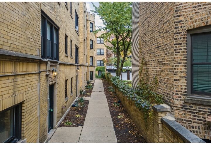 Property Photo: 648.5 W Roscoe Street 2N IL 60657