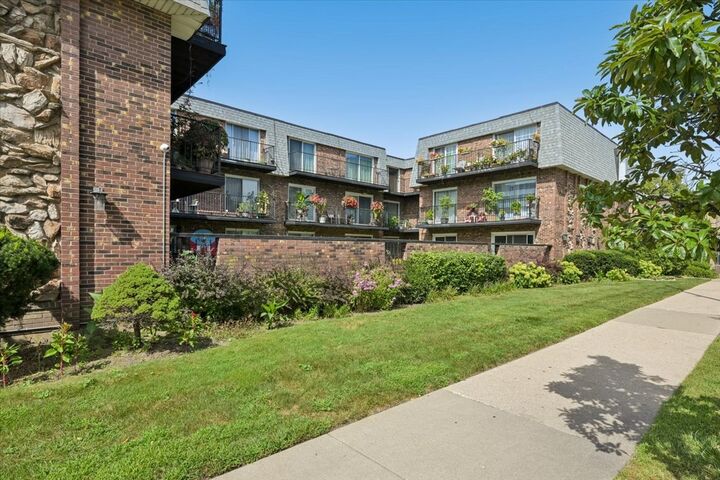 Property Photo: 3746 N Central Avenue 3E IL 60634