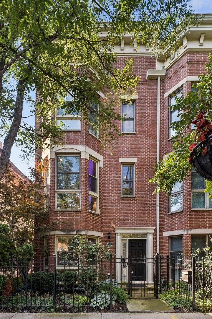 Property Photo:  1711 W Belmont Avenue  IL 60657 