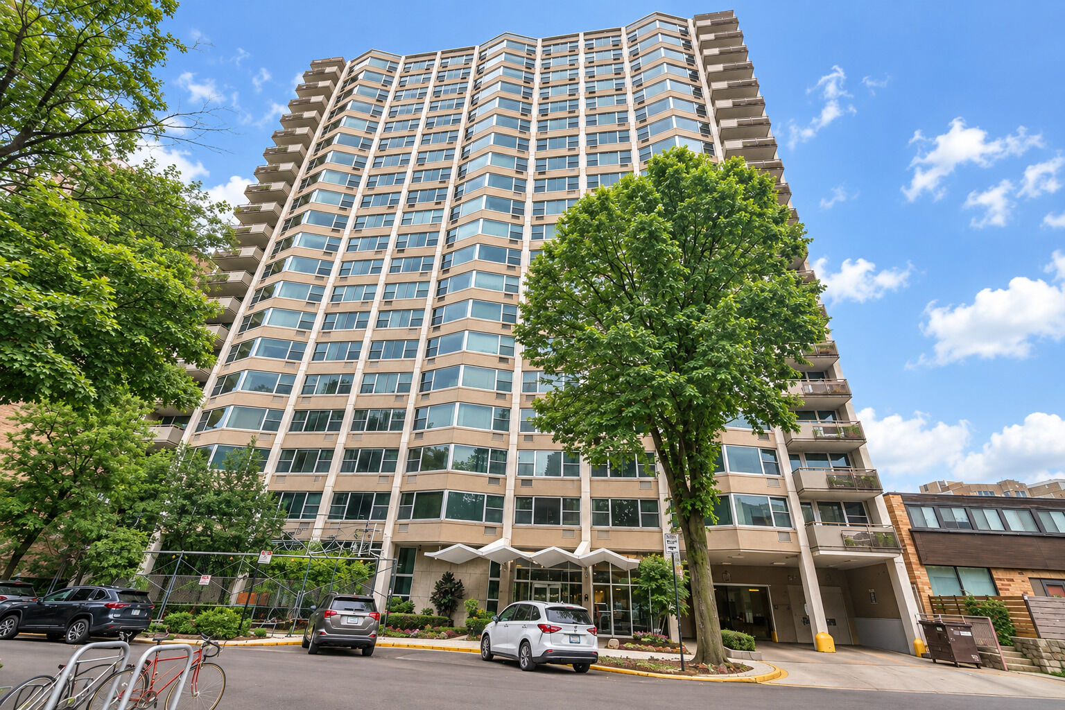 Property Photo:  555 W Cornelia Avenue 2012  IL 60657 