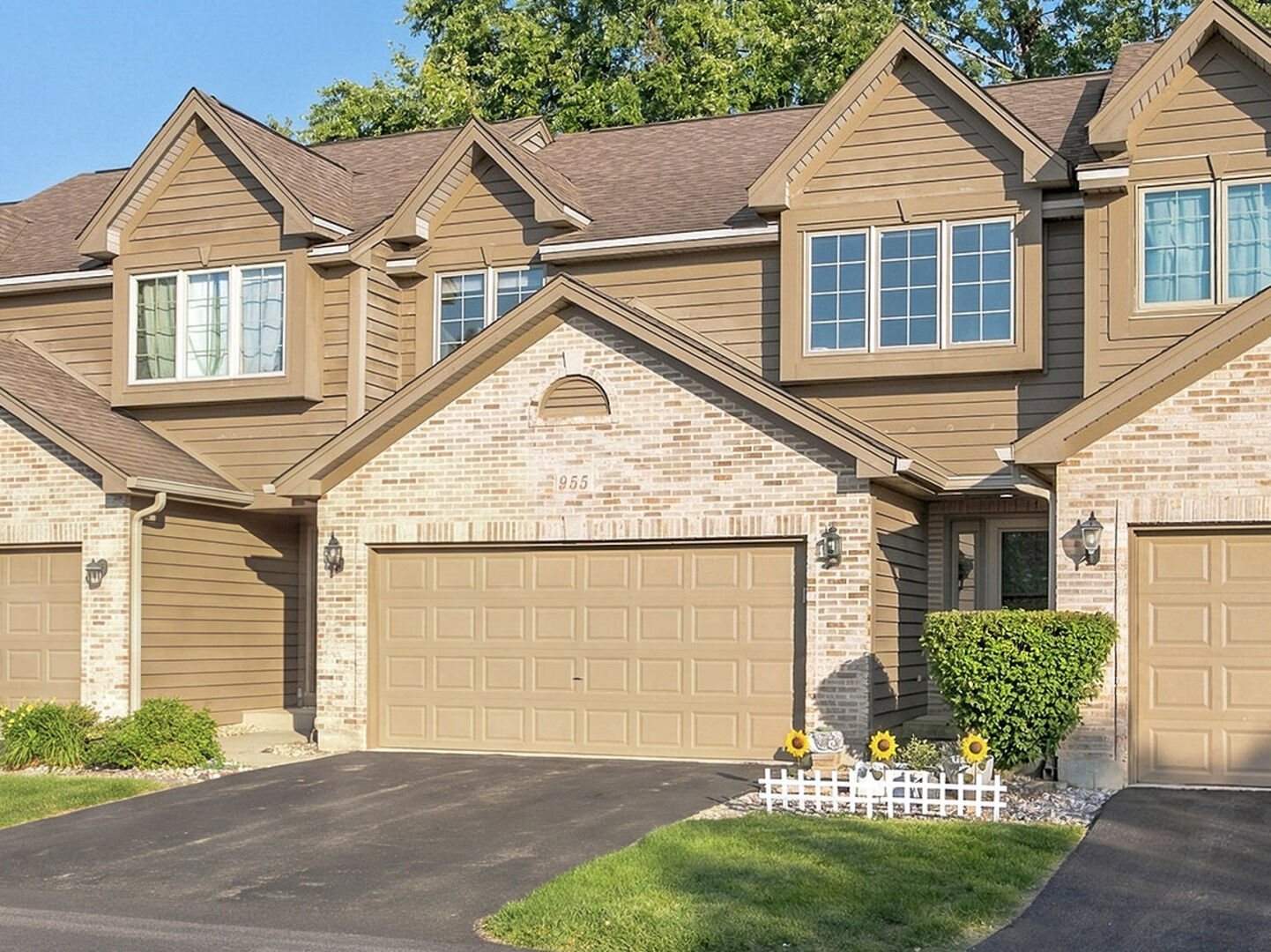 Property Photo:  955 Ascot Drive  IL 60123 