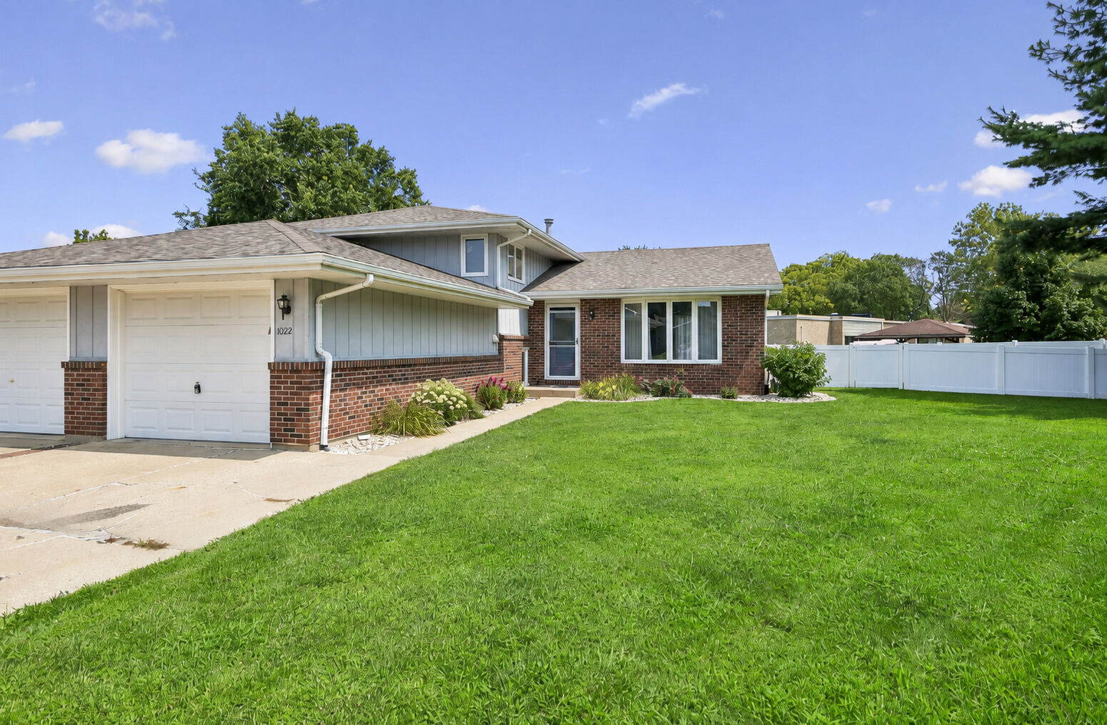 Property Photo: 1022 Thornberry Court IL 61350