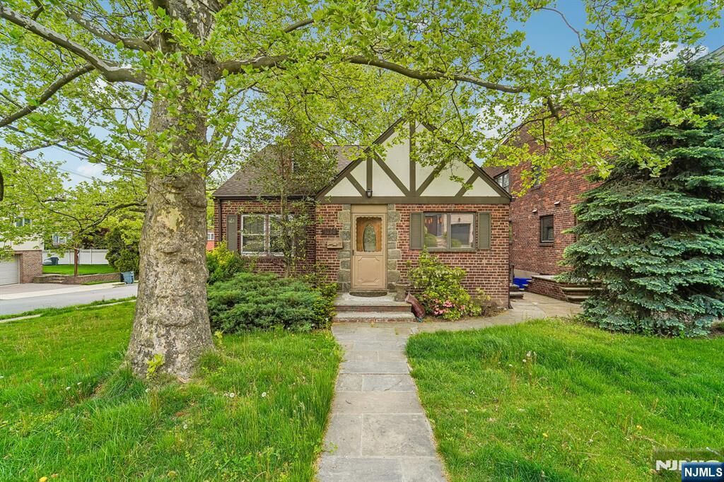Property Photo: 1030 Jassamine Way NJ 07024