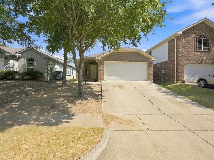 Property Photo: 1011 Cruise Street TX 76207
