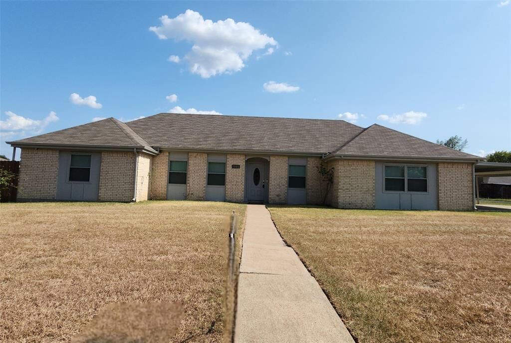 Property Photo: 1000 La Villeta Street TX 76667