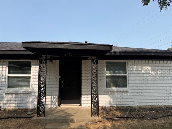 Property Photo: 2500 Normont Circle TX 76103