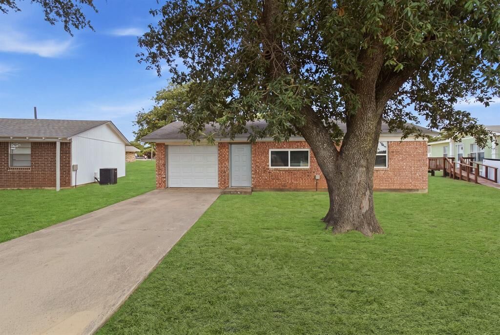 Property Photo:  1819 Pelican W  TX 76020 