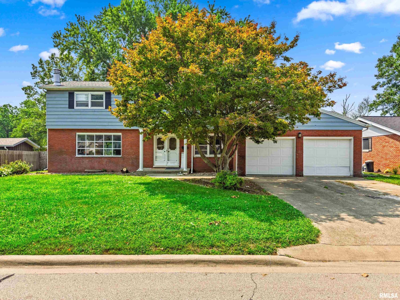 Property Photo: 450 E Forestwood Street IL 61550