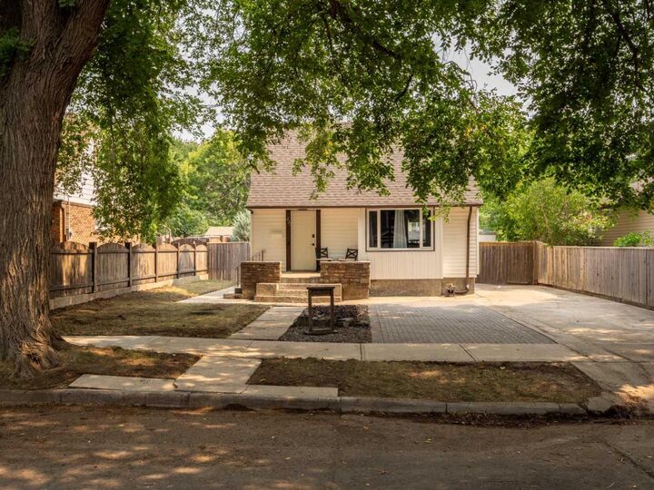 Property Photo: 731 17 Street N AB T1H 3E2
