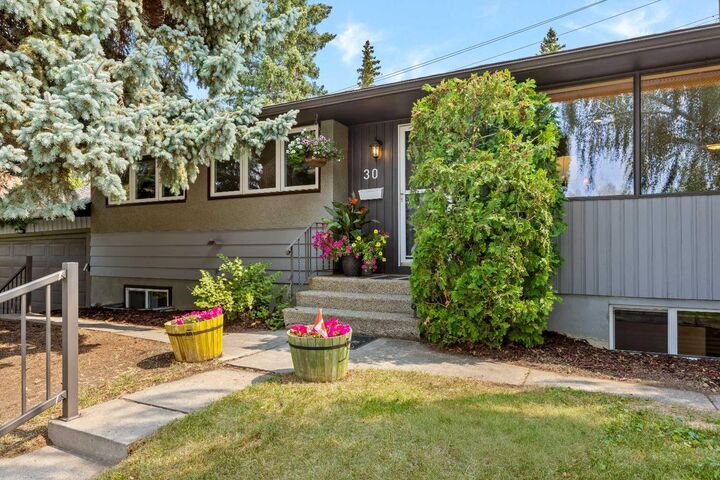 Property Photo: 30 Gateway Drive SW AB T3E 4J7