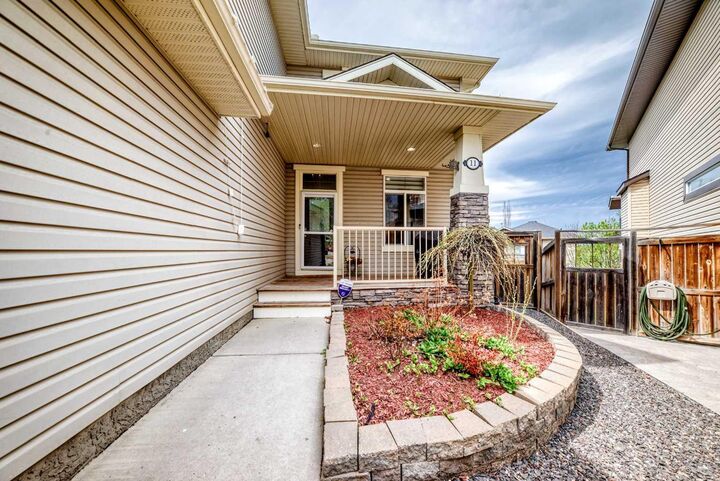 Property Photo: 11 Cresthaven Bay SW AB T3B 5Y1