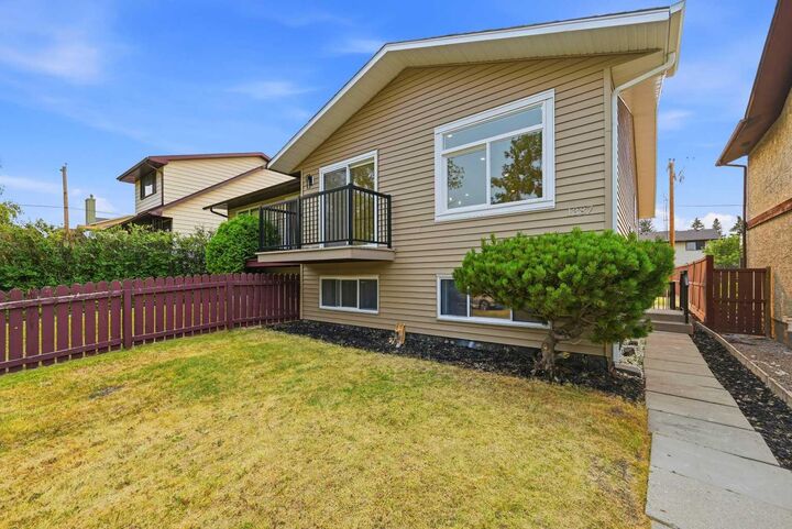 Property Photo:  1387 Berkley Drive NW  AB T3K 1T5 