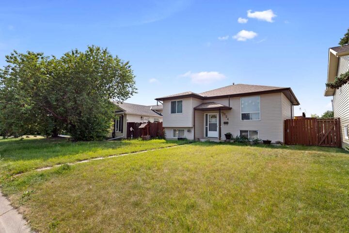 Property Photo:  224 Faldale Close NE  AB T3J 1V9 