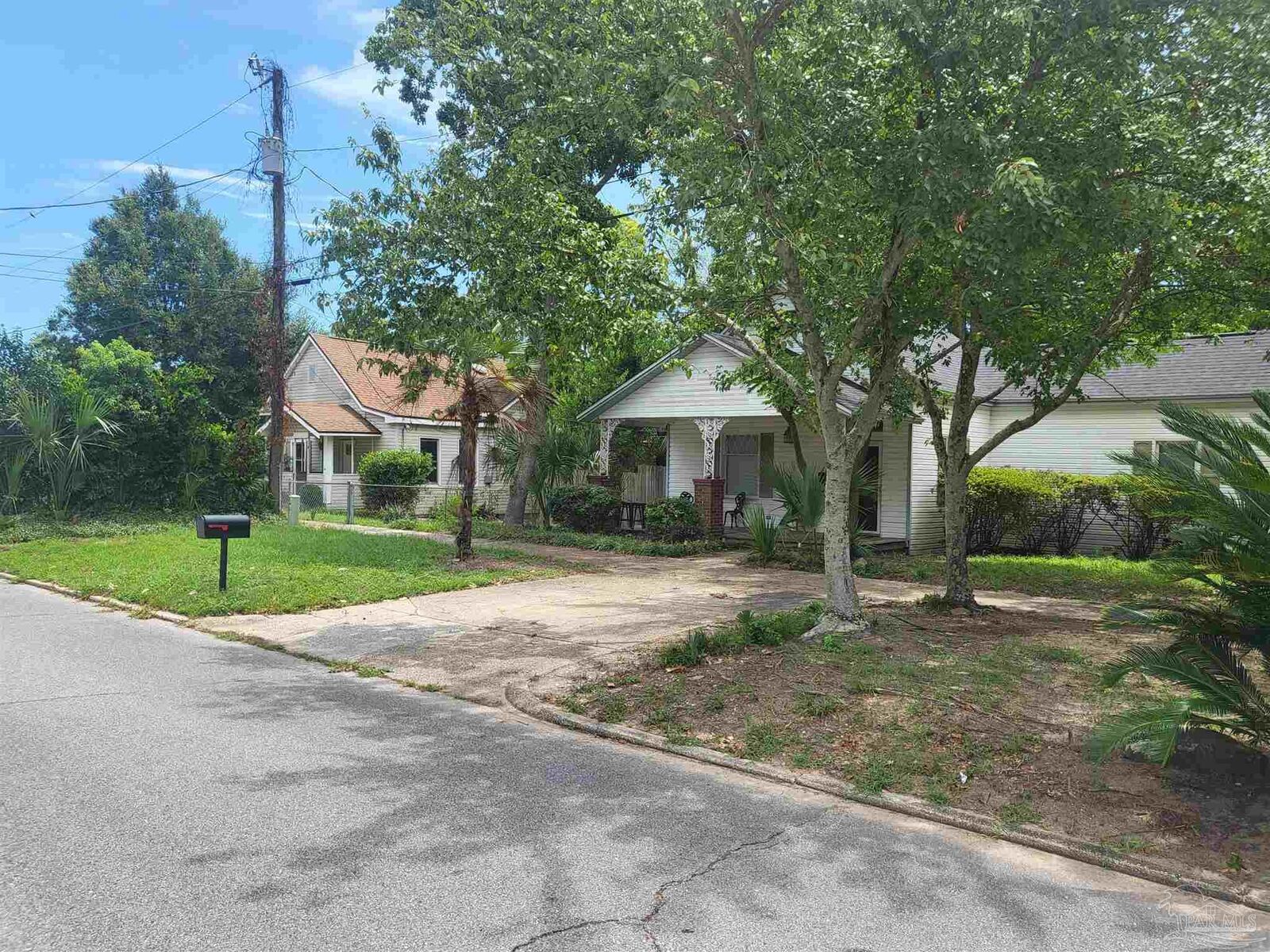 Property Photo:  1301/1305 E La Rua St  FL 32501 