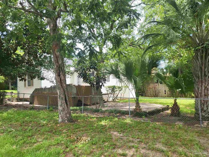 Property Photo: 1301/1305 E La Rua St FL 32501